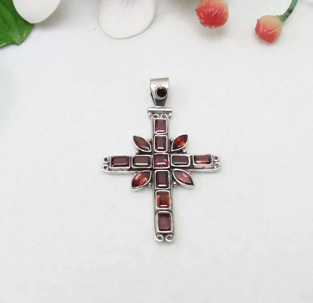 Colgante Cruz, granates montados en plata 925.3